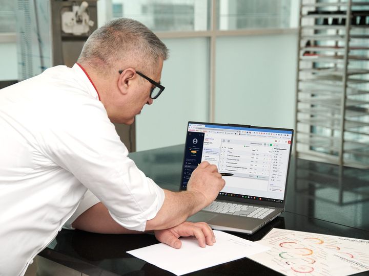 Andrea Bandiera working in the laboratory during a technical preparation.